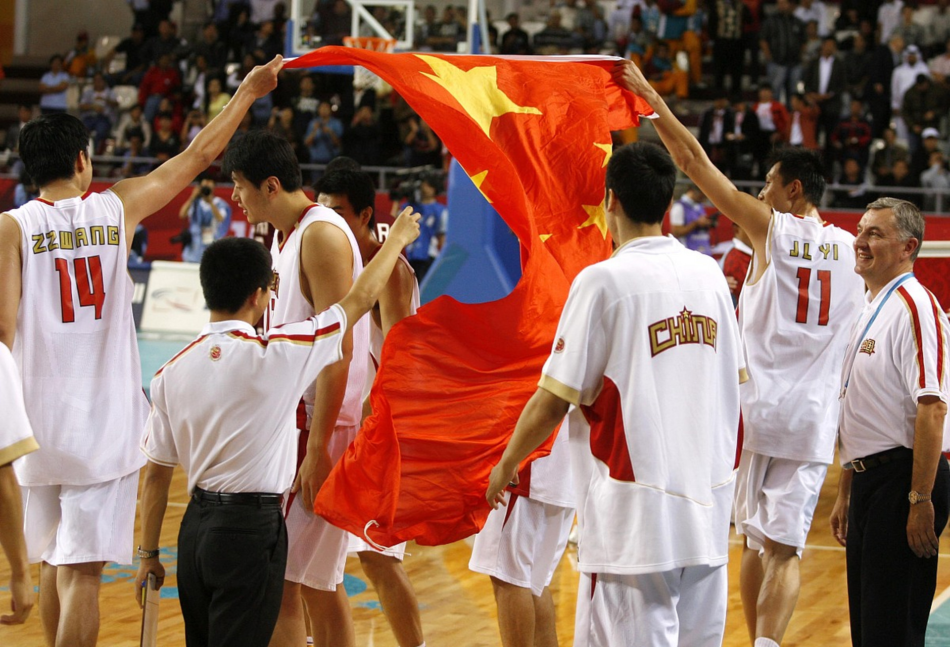 福建男篮带走客场胜利，全队互助拼搏扬眉吐气的简单介绍