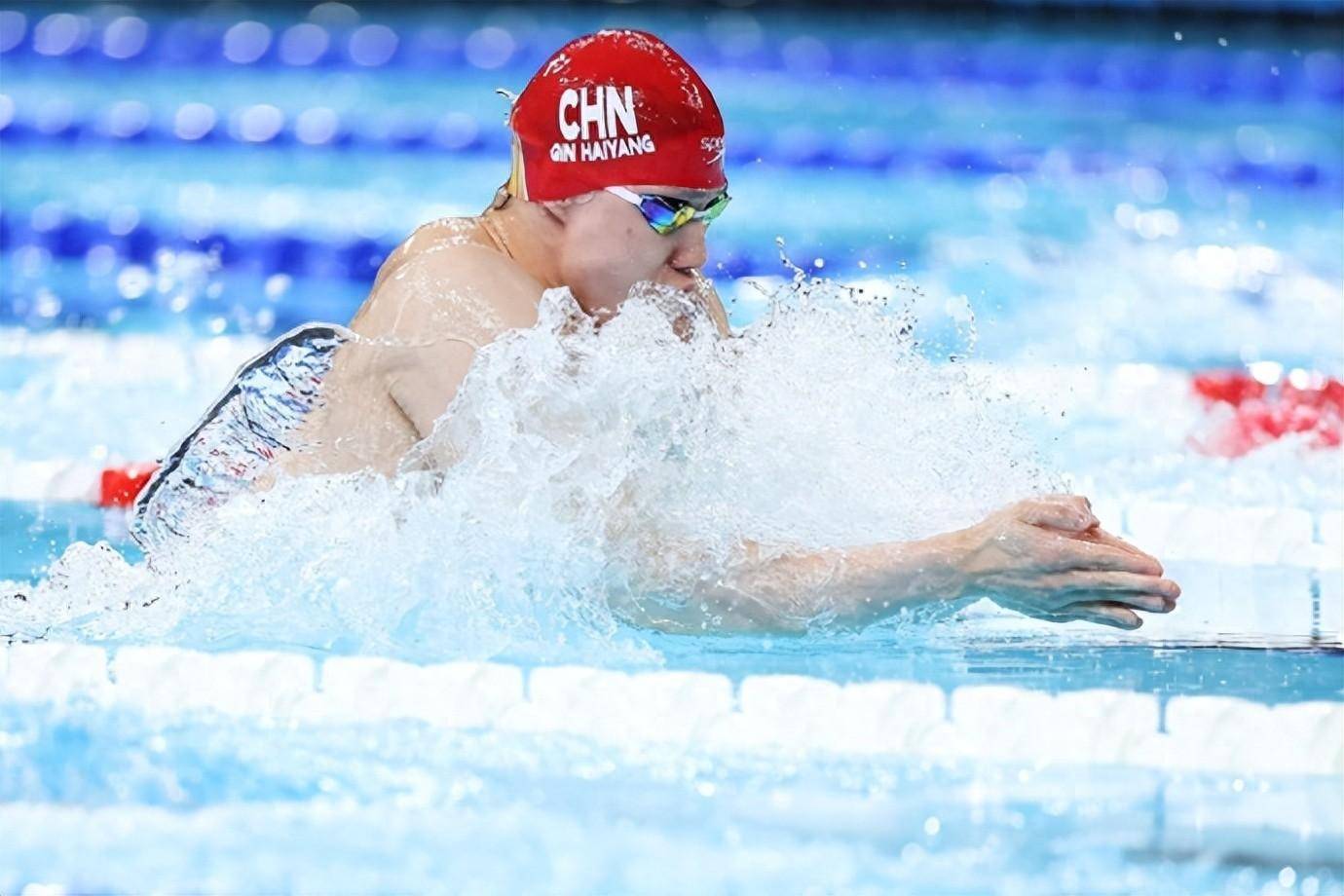 游泳选手飞跃冲刺，最后一跳致胜