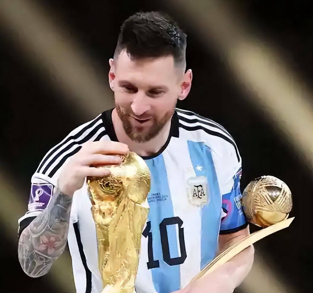 男女足球运动员荣膺全球荣誉,备受关注 男女足球运动员荣膺全球荣誉,备受关注