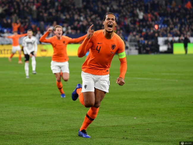 包含荷兰球员突破重围，率队奏响胜利之歌的词条