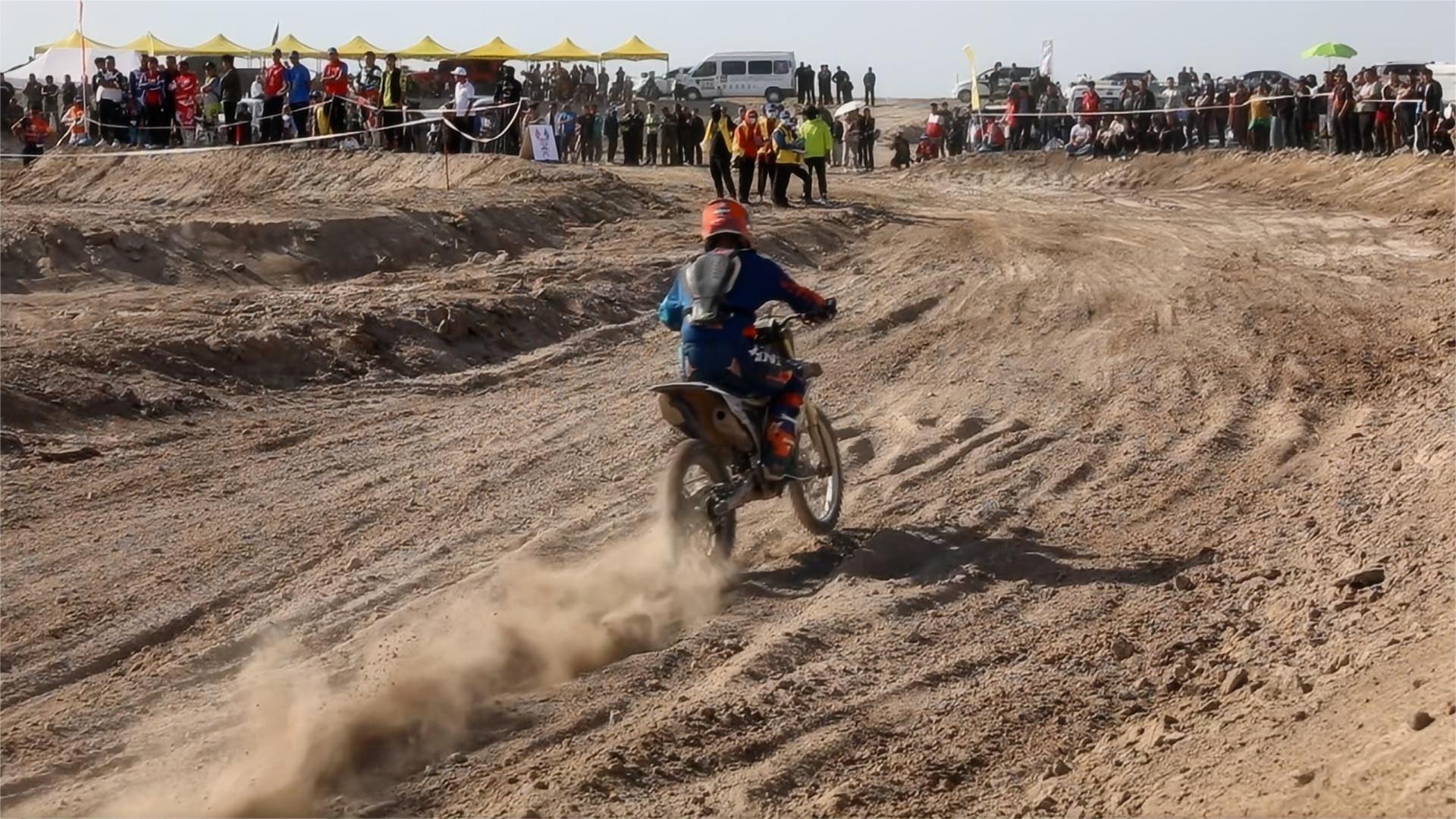 拉力赛中选手奋勇拼搏，冲向终点