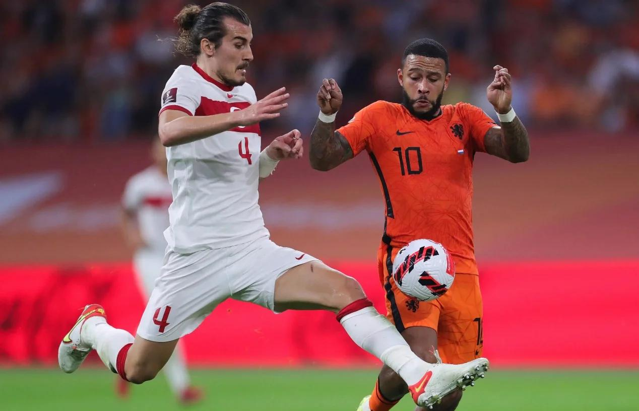 荷兰队球员换帅调整战术