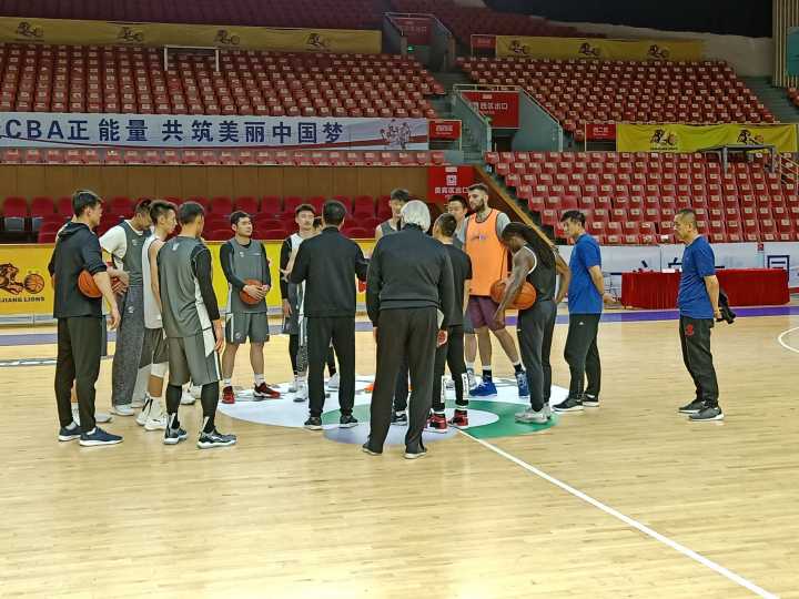 火爆对决！总决赛一触即发，球迷热切期待！