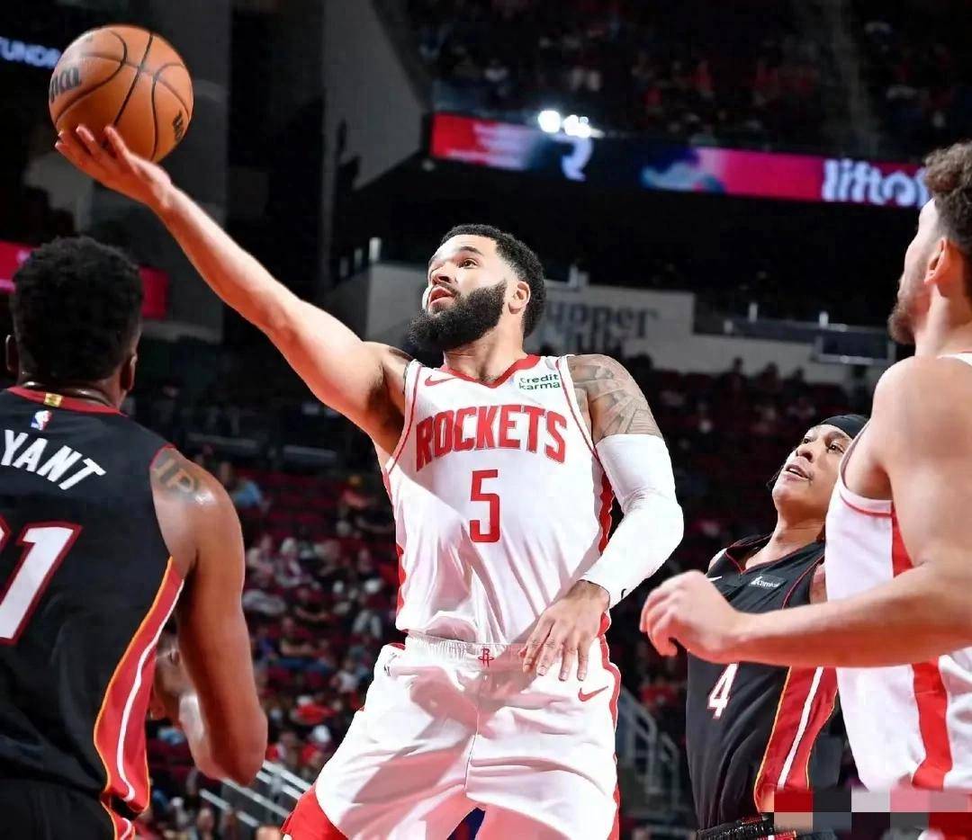 关于甘冈客场苦战取胜，豪取三分的信息