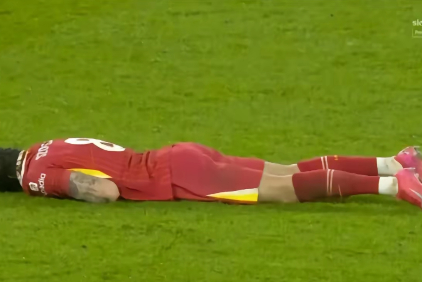 足球场上发生惊险一幕，球迷为之捏一把汗的简单介绍