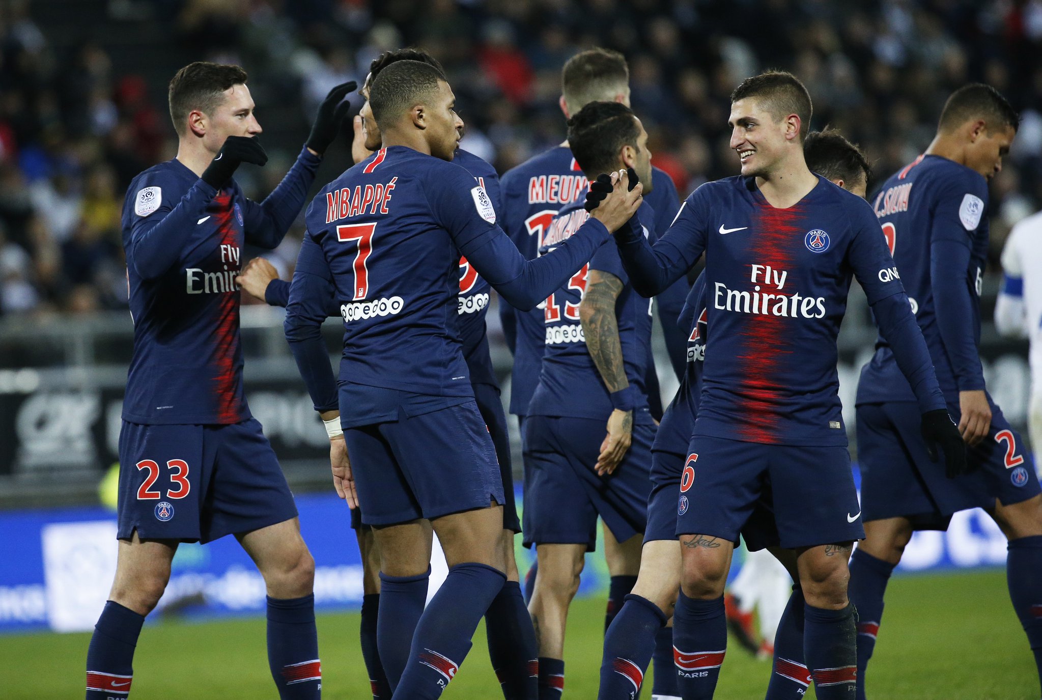 包含亚眠主场不敌巴黎圣日耳曼，屈居积分榜次席的词条