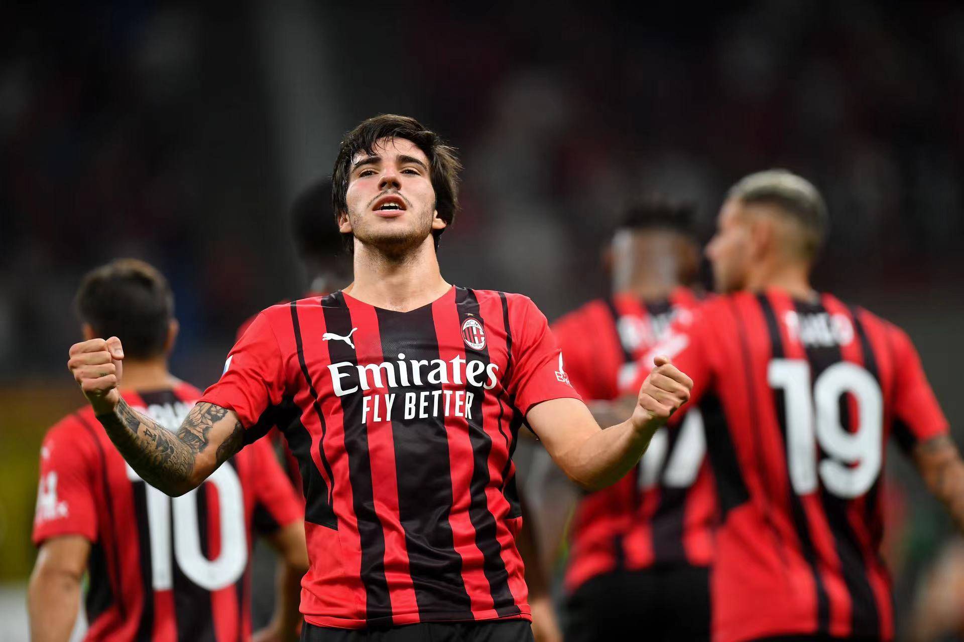 关于AC米兰中场表现出色，球队整体战术提升的信息