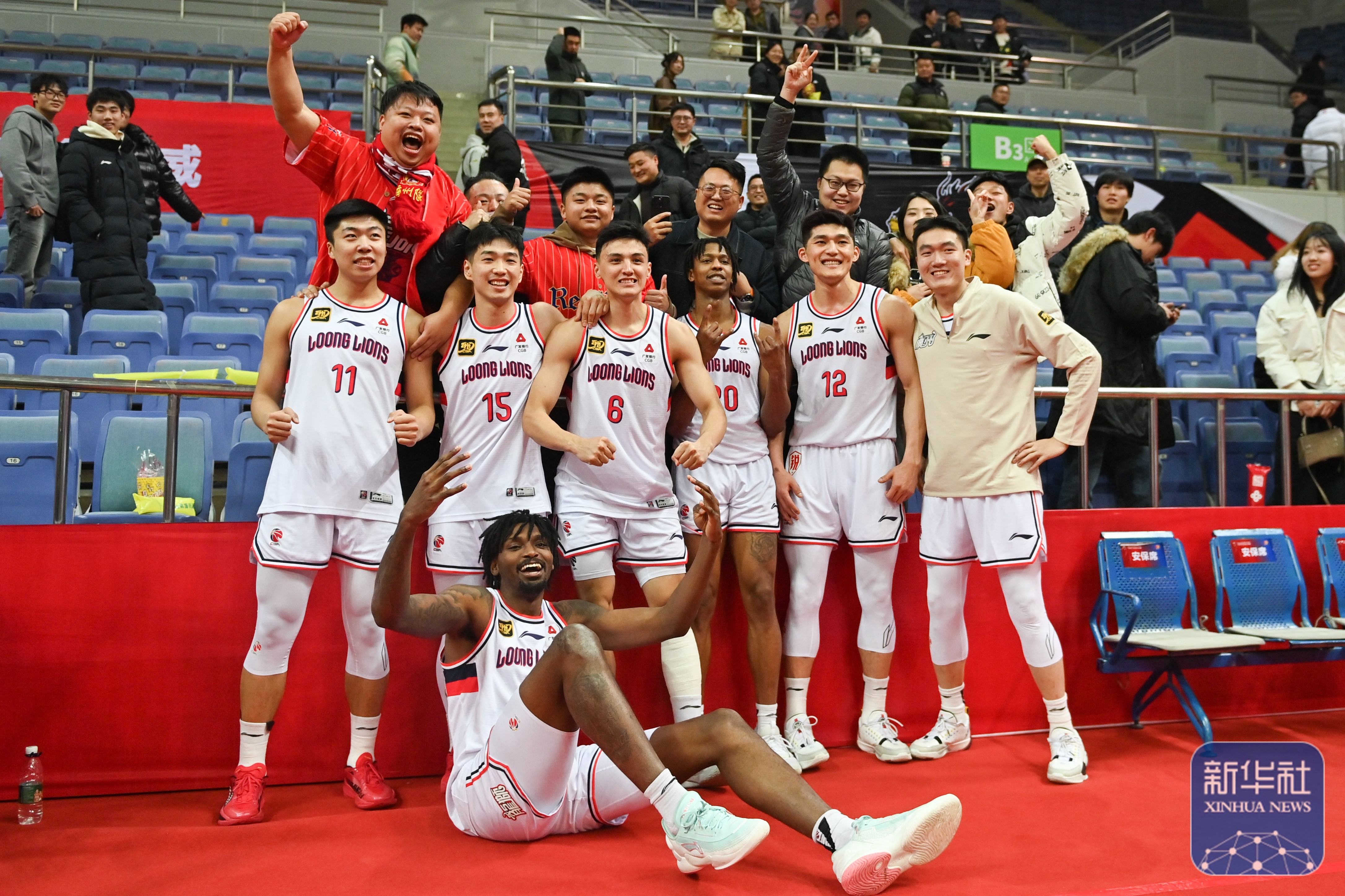 篮球联赛总决赛激烈比拼，双方实力相当