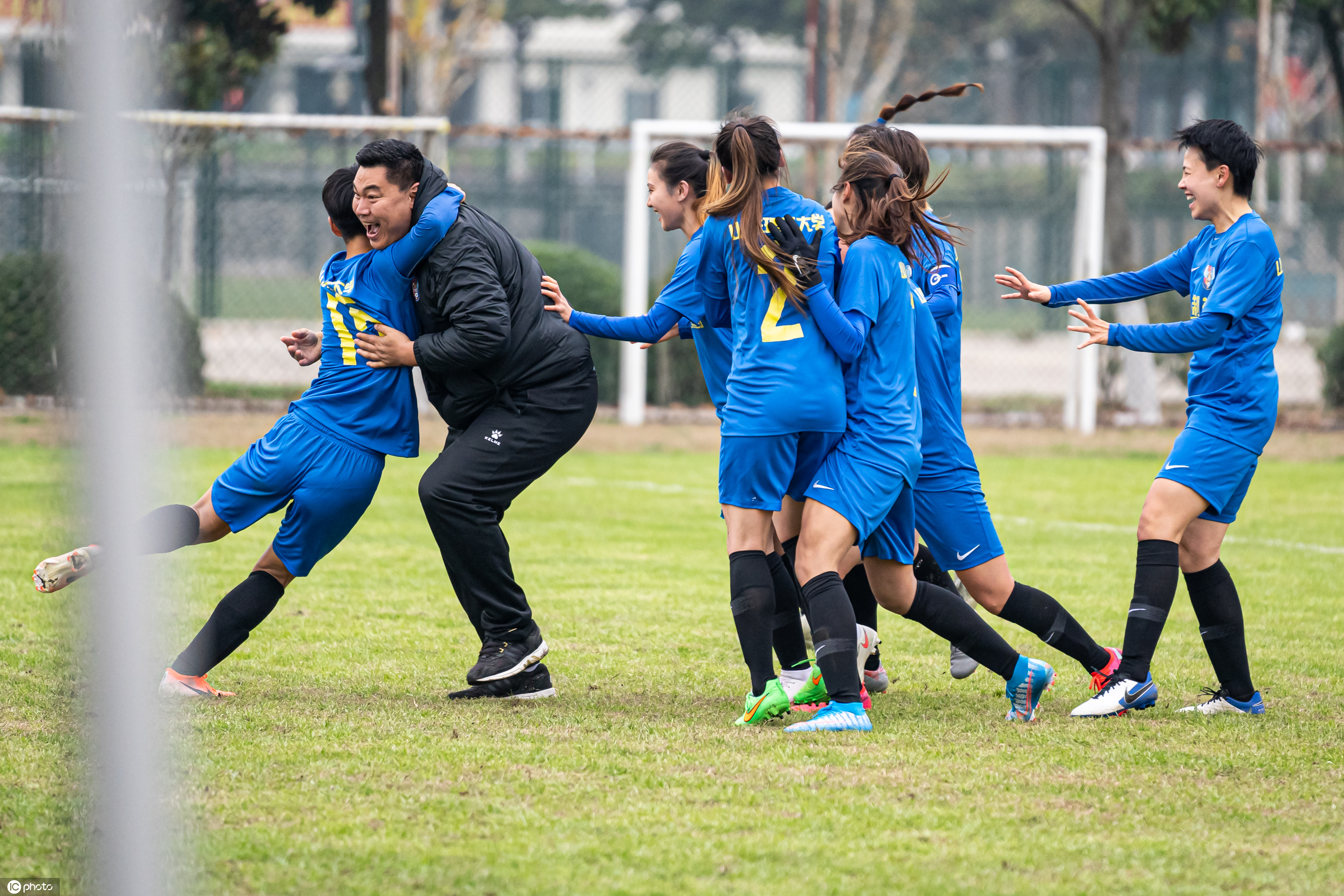 泰国女足选手勇猛拼搏，逐梦比赛