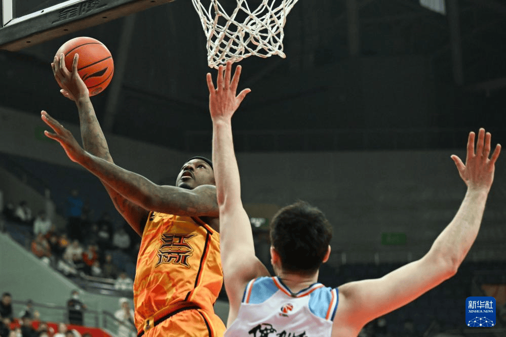前锋球员完成远投突破全场防守