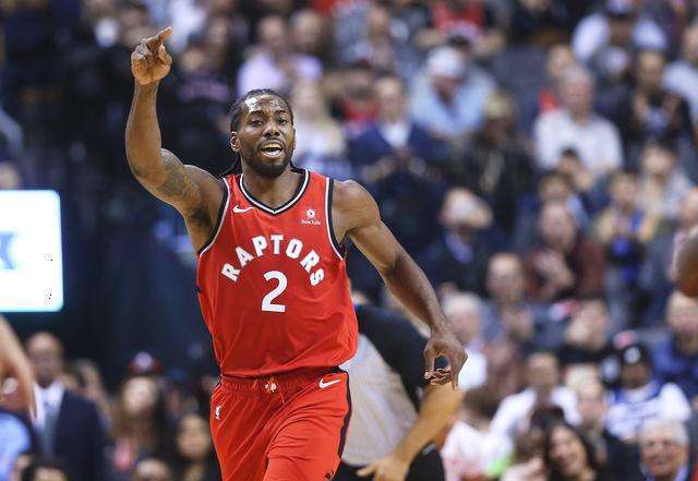 前锋球员完成远投突破全场防守