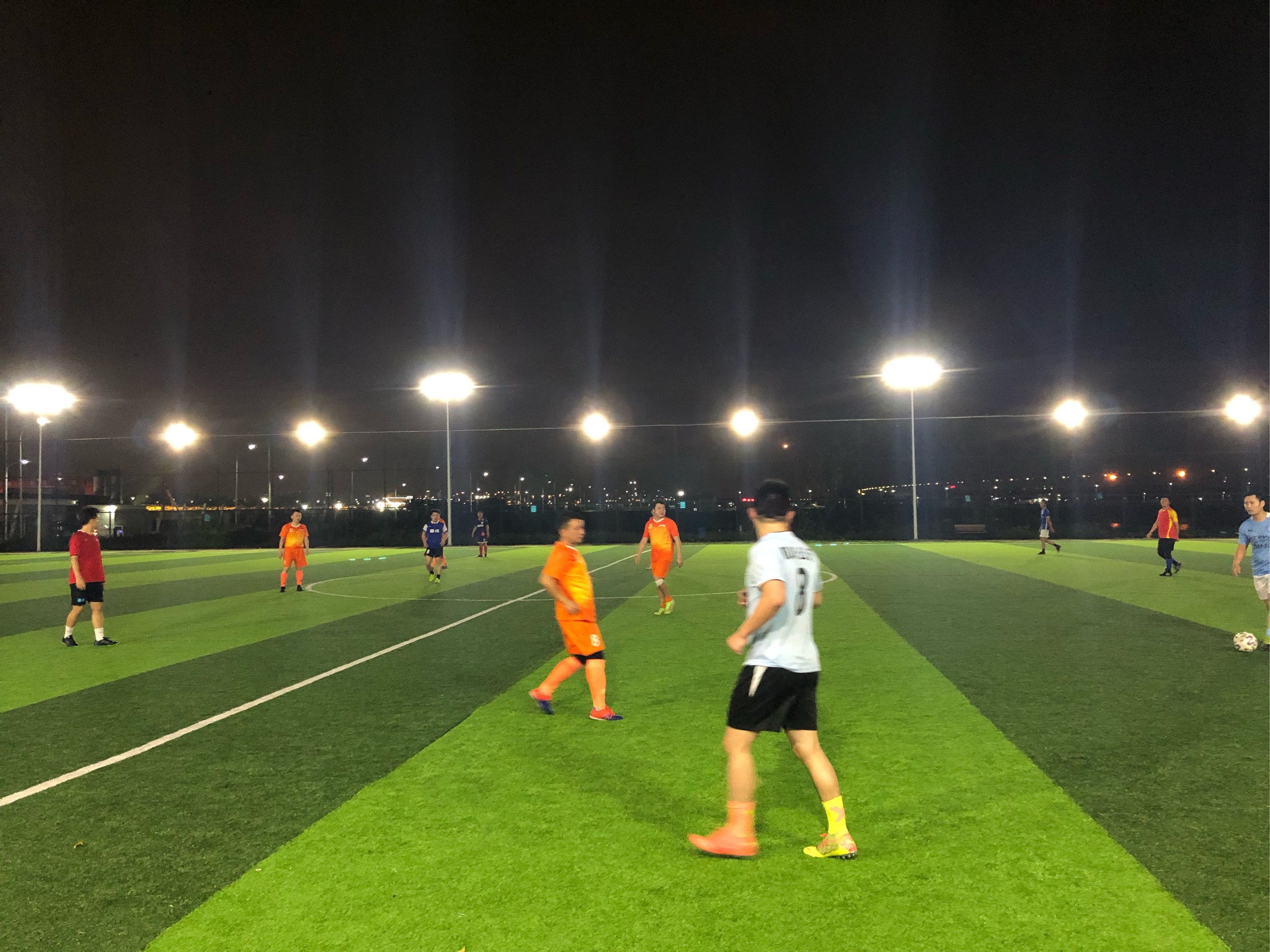 包含足球比赛中的轮番对攻让人目不转睛的词条