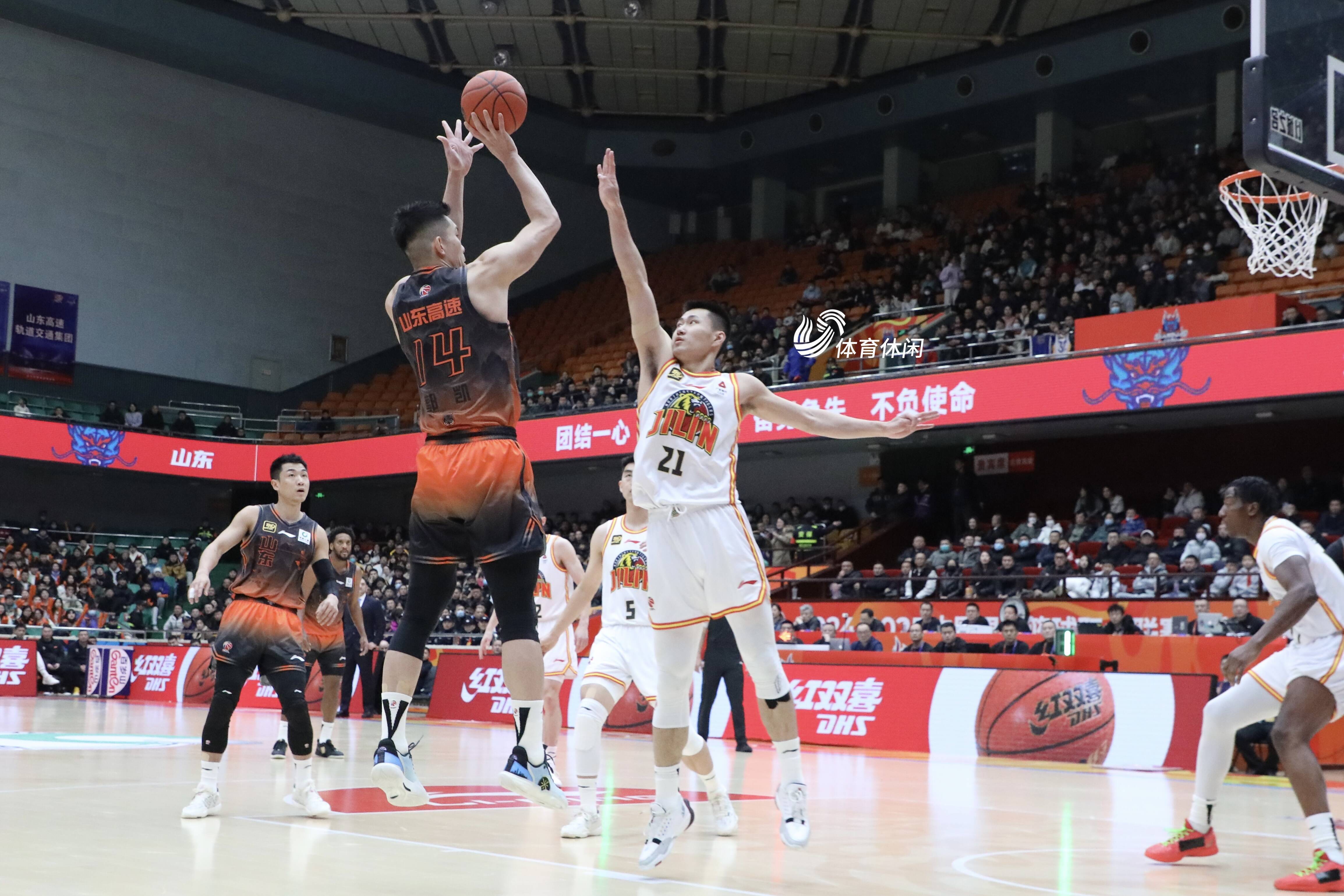 关键战役取胜，球队冲击季后赛席位