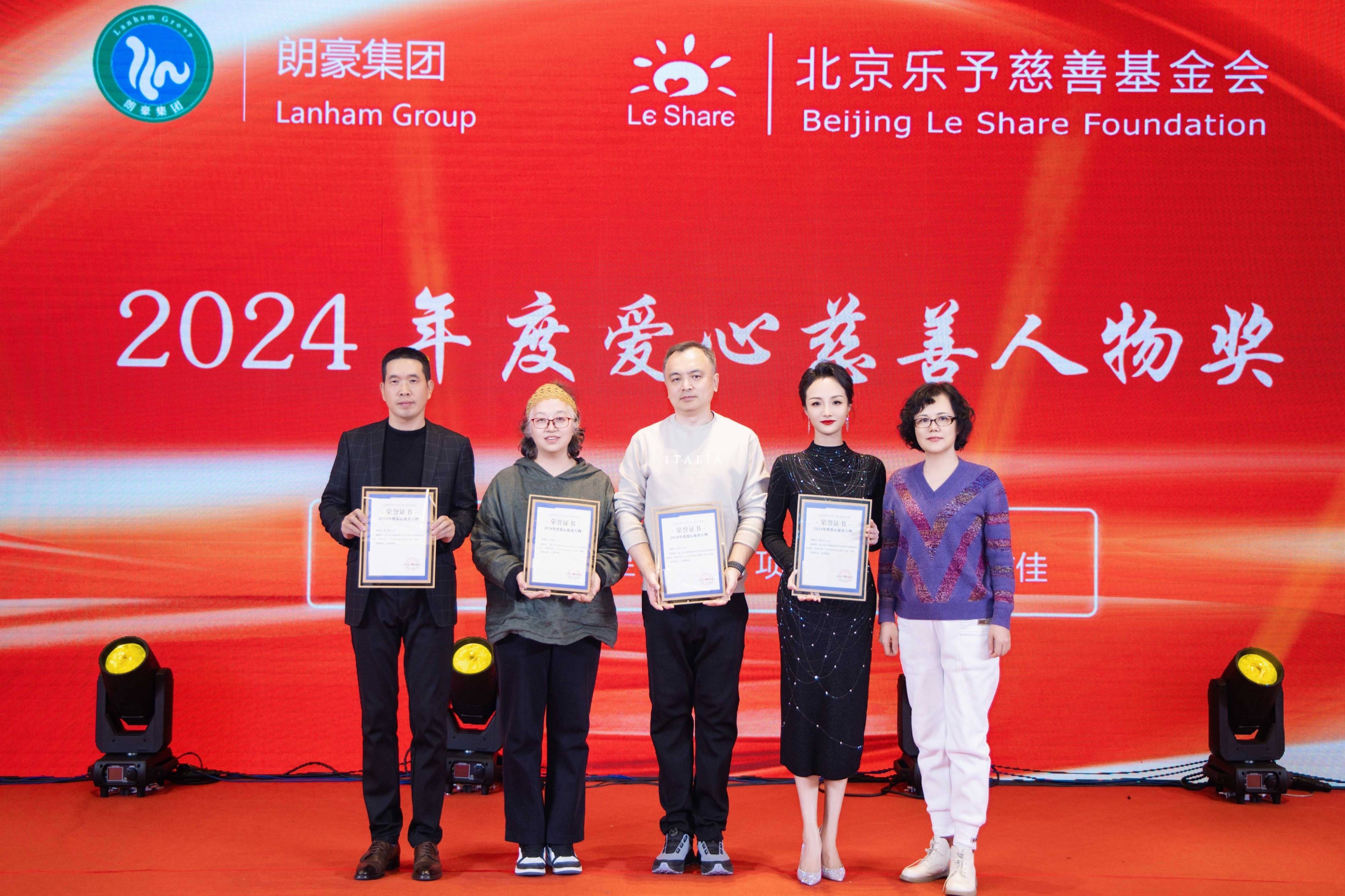 包含知名球队球员受邀参加慈善活动,积极为社会贡献力量的词条 包含知名球队球员受邀参加慈善活动,积极为社会贡献力量的词条