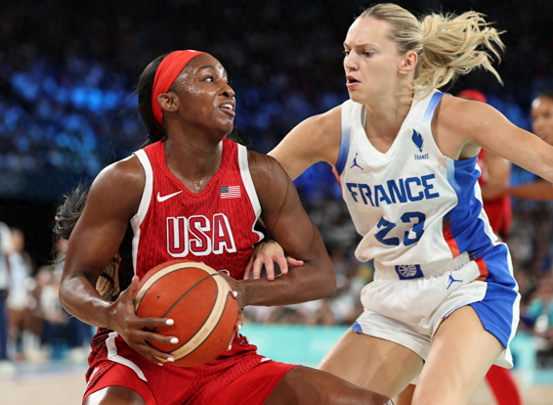 美国选手在篮球比赛中豪取连胜