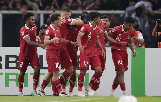 眼花缭乱！双方球队在场上展开殊死搏杀