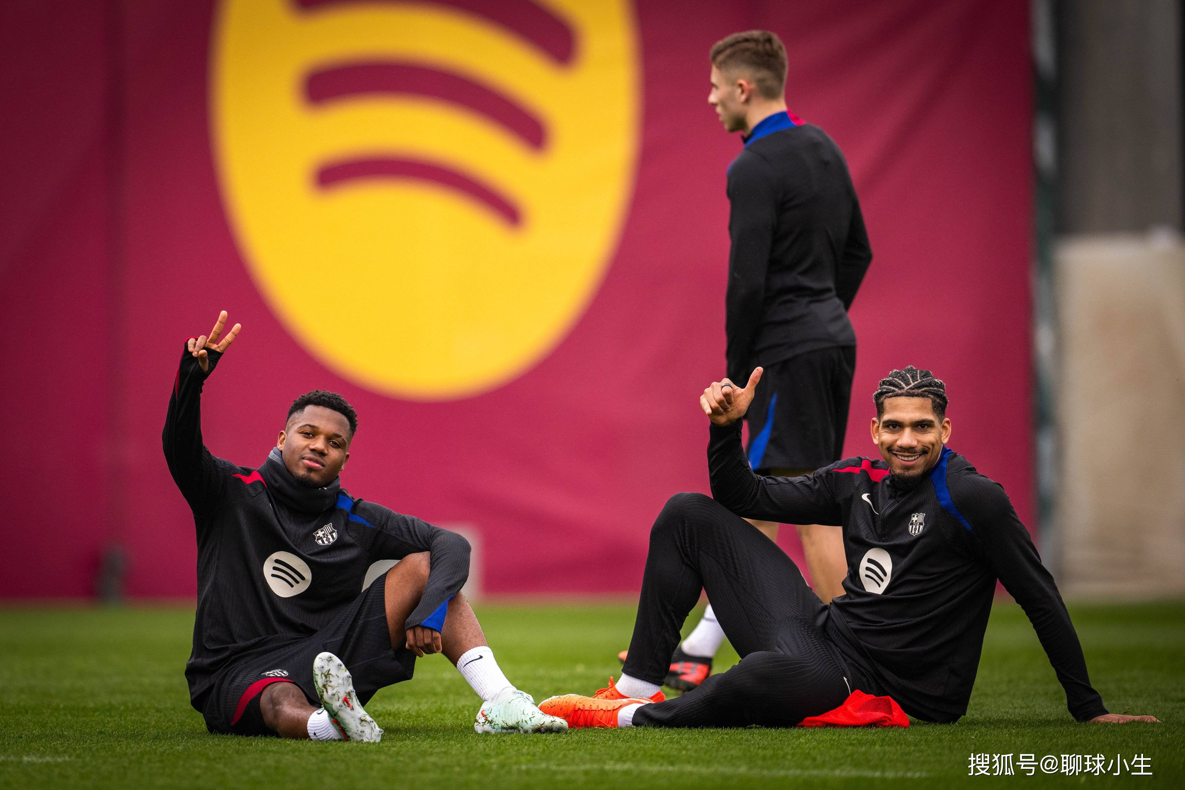 眼花缭乱！双方球队在场上展开殊死搏杀