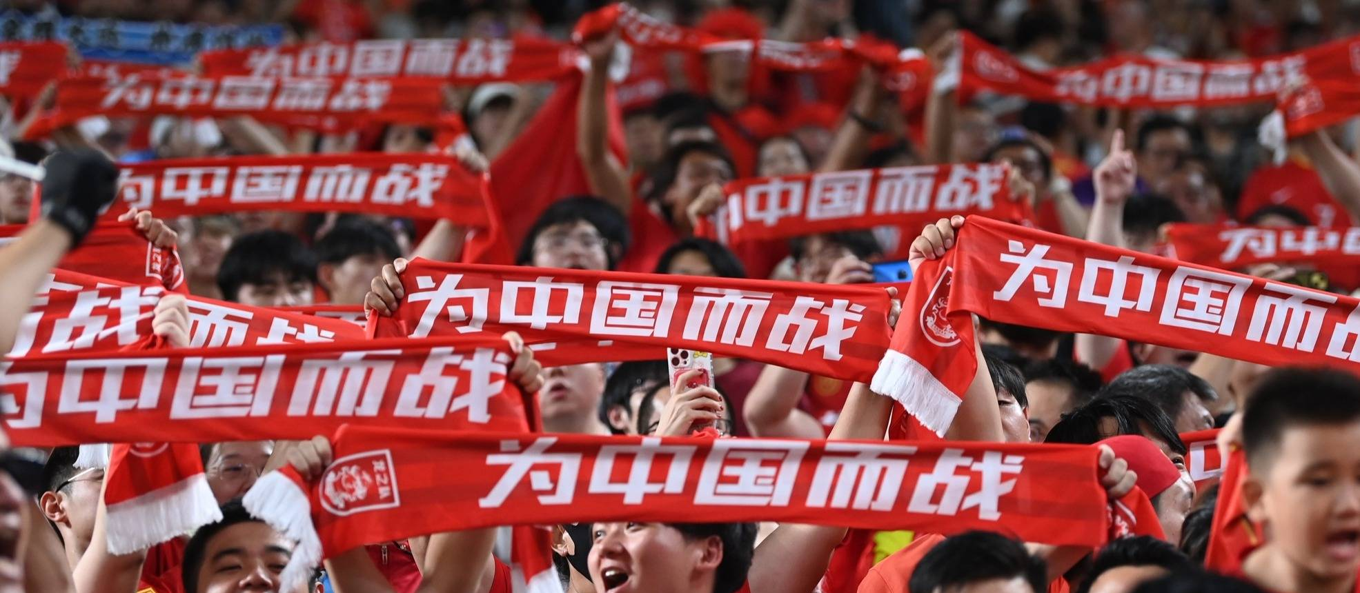 足球场上风起云涌，队员们战力燃烧