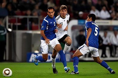 东欧足球联赛精彩开赛，各队备战