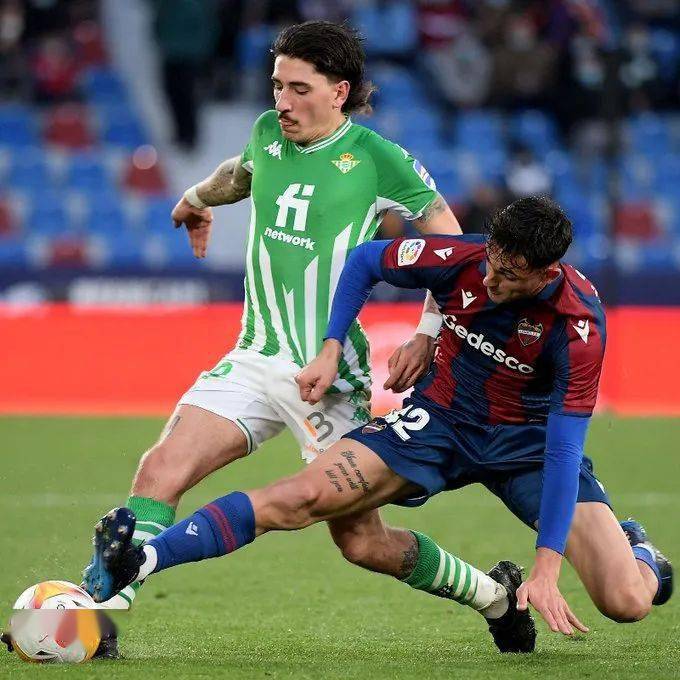 雷丁主场逆转马赛，晋级半决赛