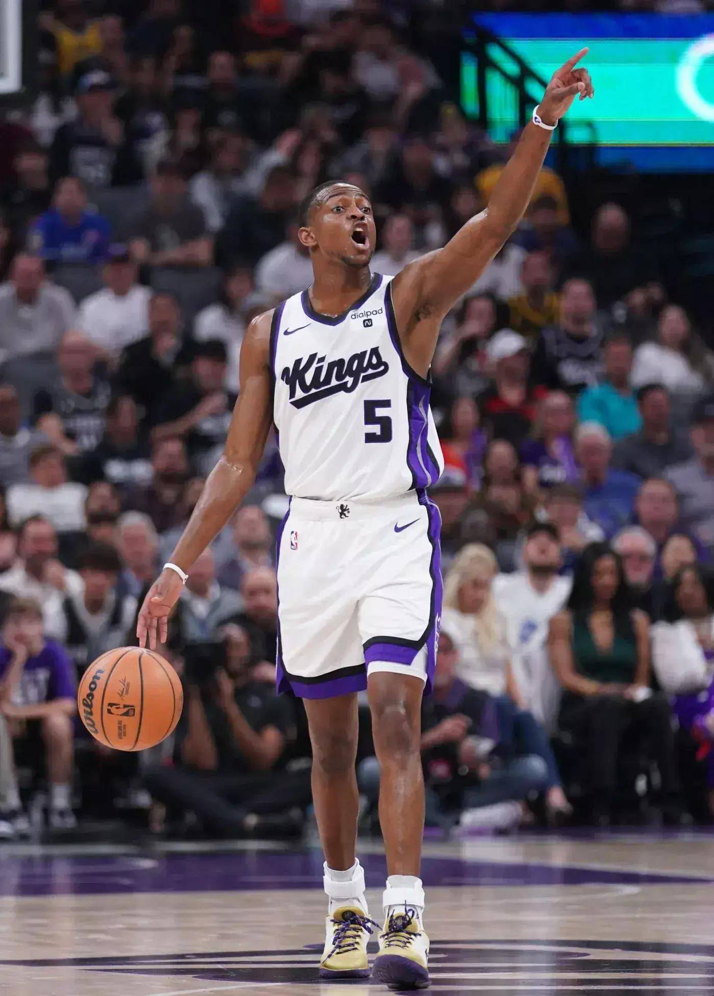 福克斯独得30分,率队逆转取胜 福克斯独得30分,率队逆转取胜