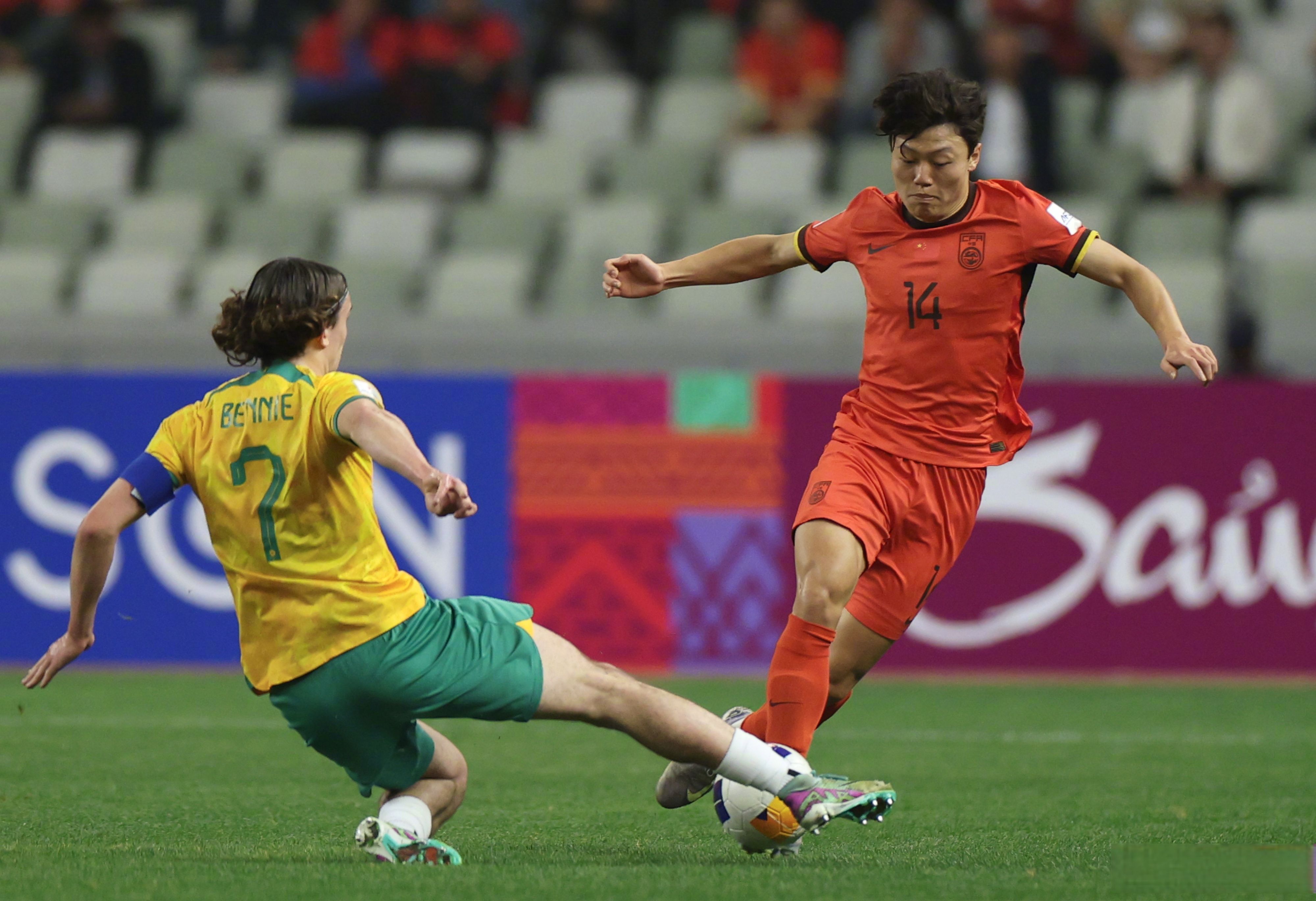 亚洲杯比赛中现场争议引热议 亚洲杯比赛中现场争议引热议