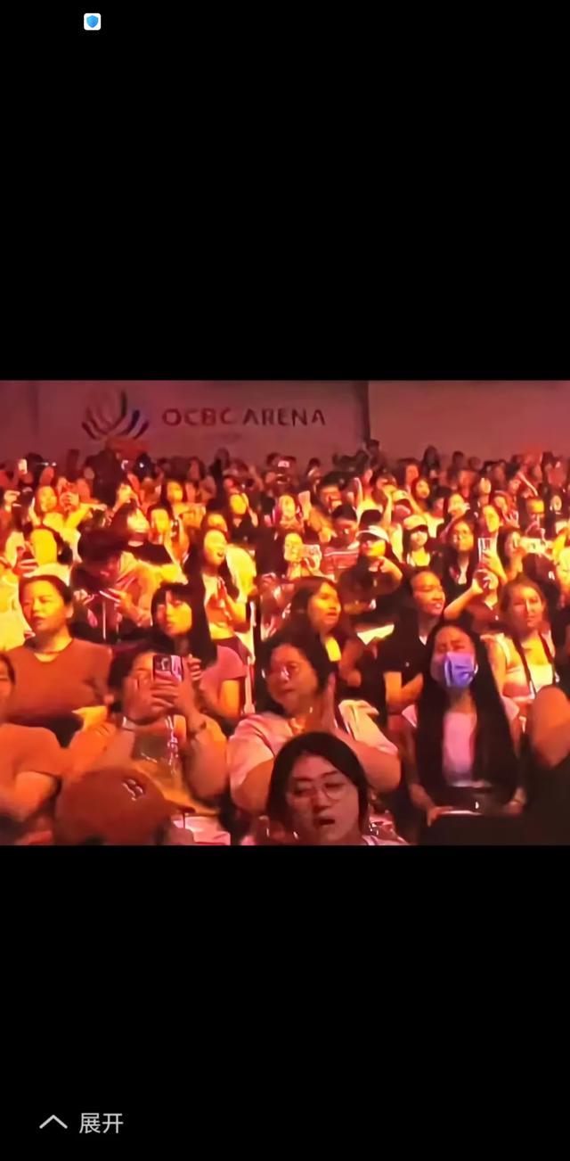 比赛场上的紧张氛围吸引了大批观众