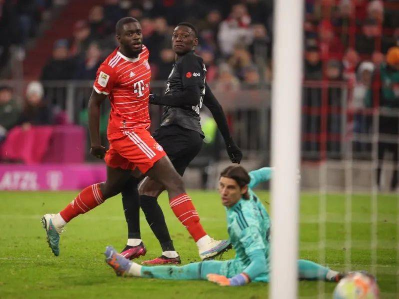 竞技场内草皮医美国足球女运动员受伤的简单介绍