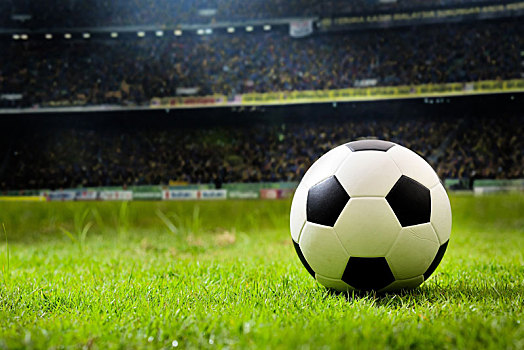 足球场上角逐激烈,胜负难辨皆有可能 足球场上角逐激烈,胜负难辨皆有可能