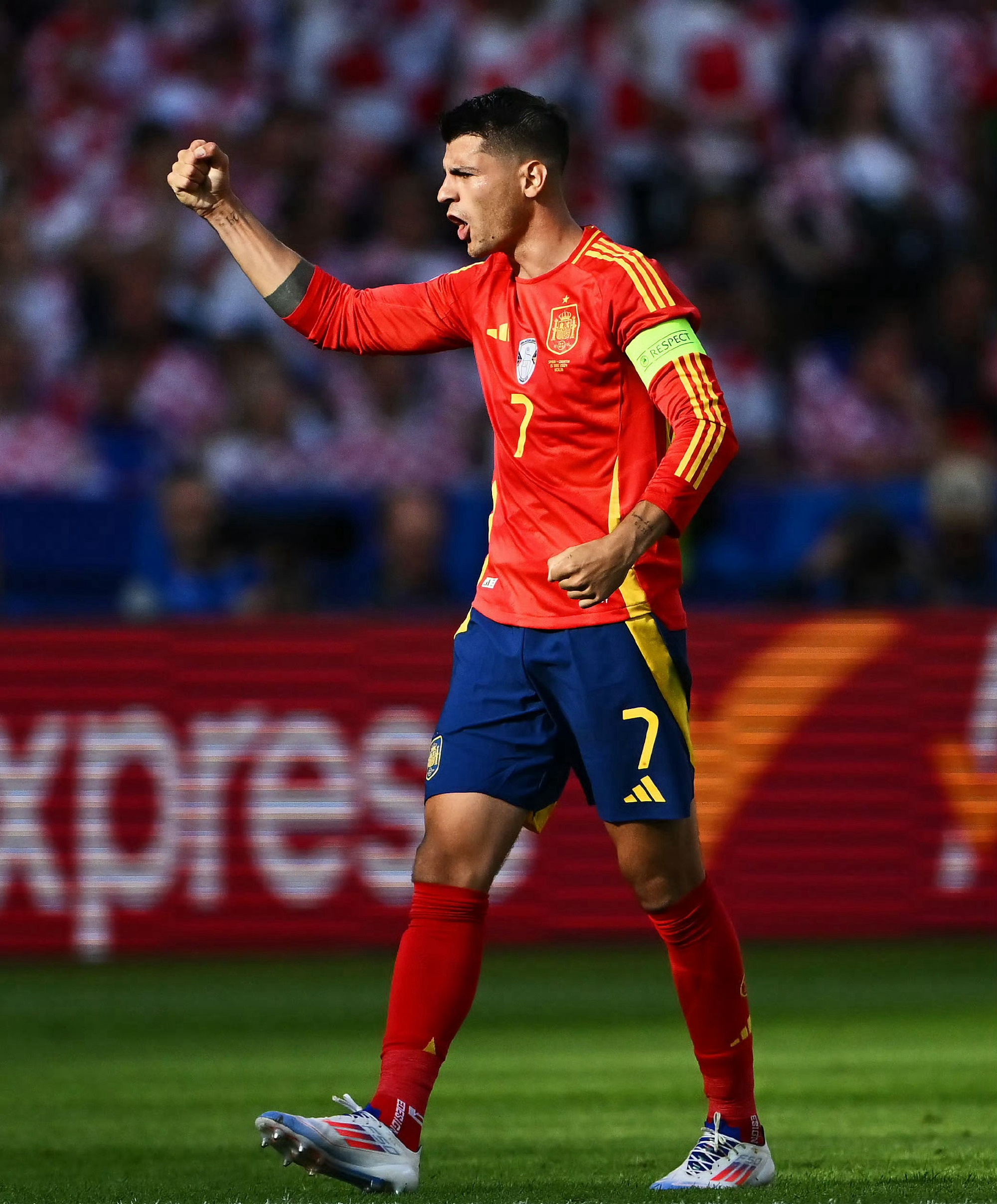 西班牙足球队在比赛中表现出色