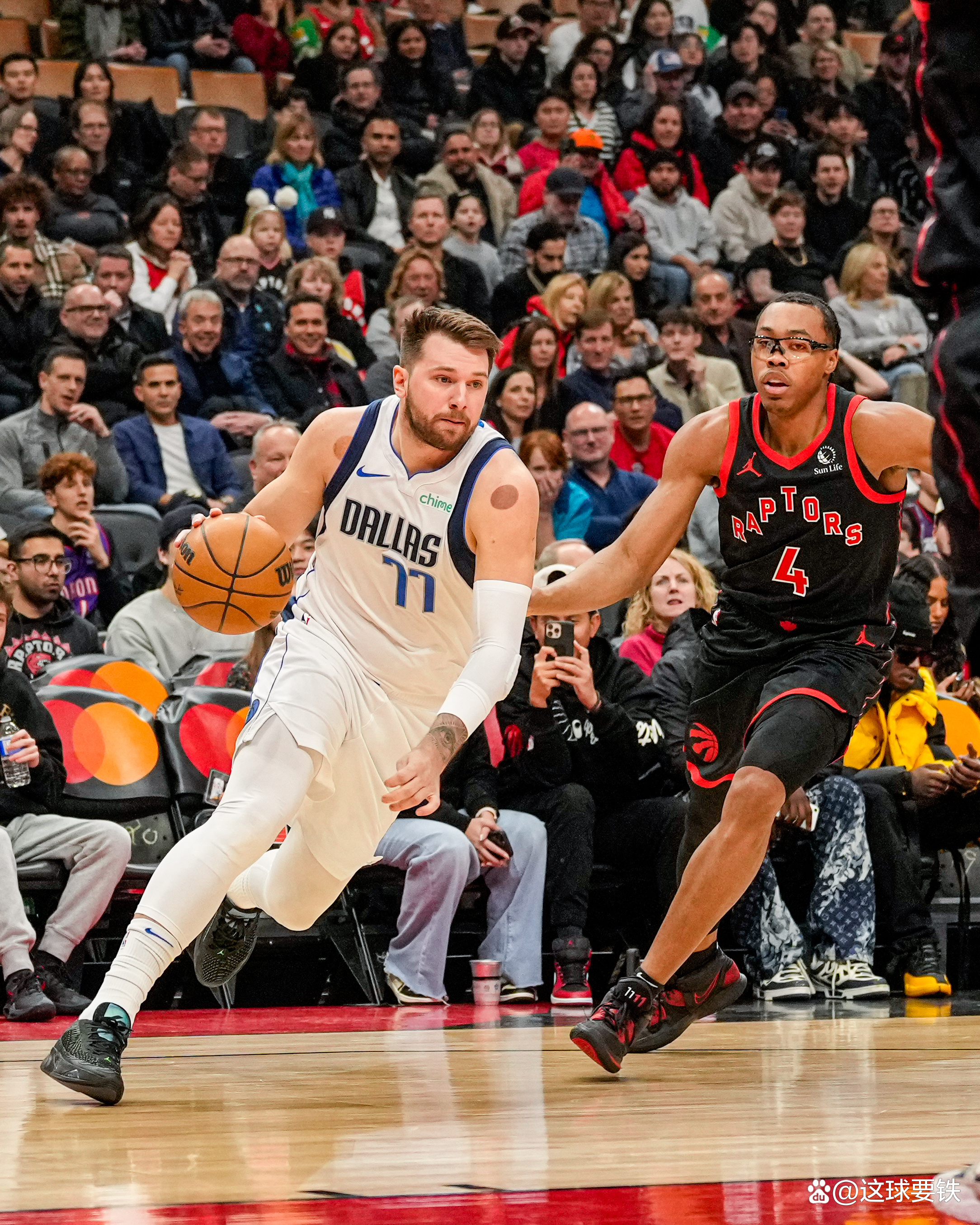 马刺队主场战胜对手,全队表现出色 马刺队主场战胜对手,全队表现出色