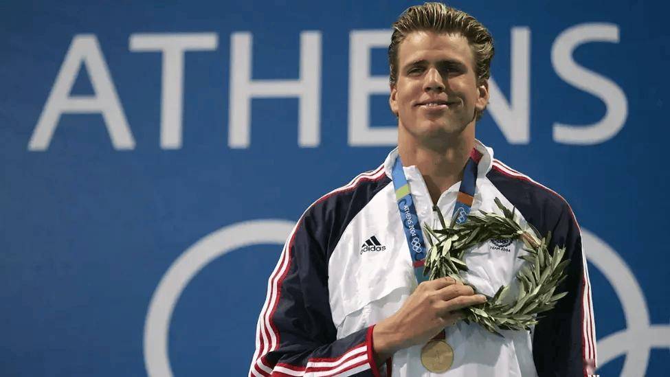 美国游泳选手破纪录夺金，霸气十足