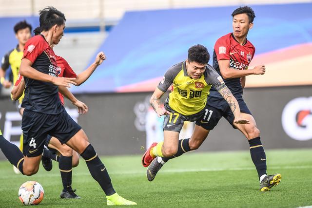 关于佳兆业主场大胜恒大，暂领跑积分榜的信息