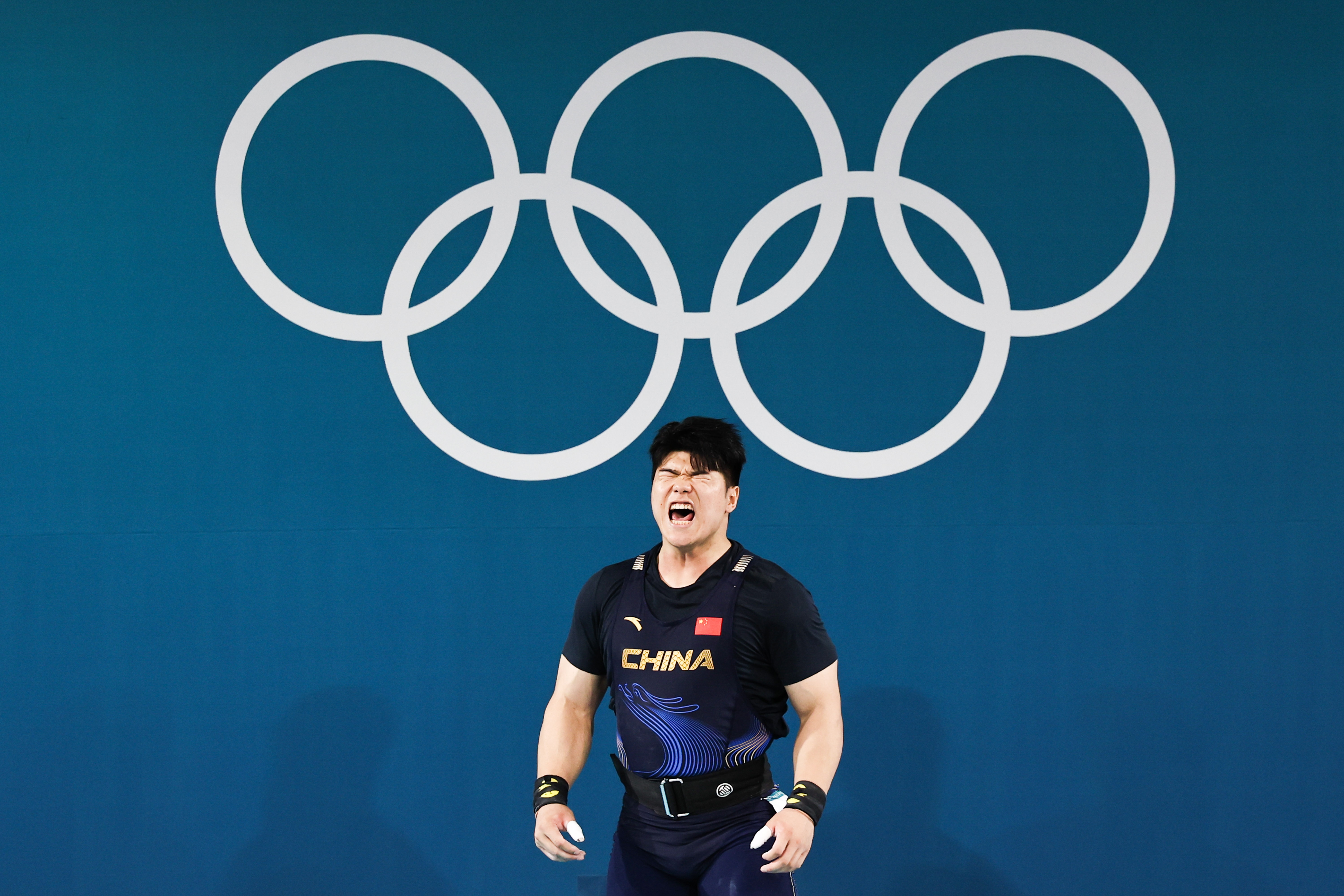 举重比赛现实意外，俄罗斯选手夺得冠军