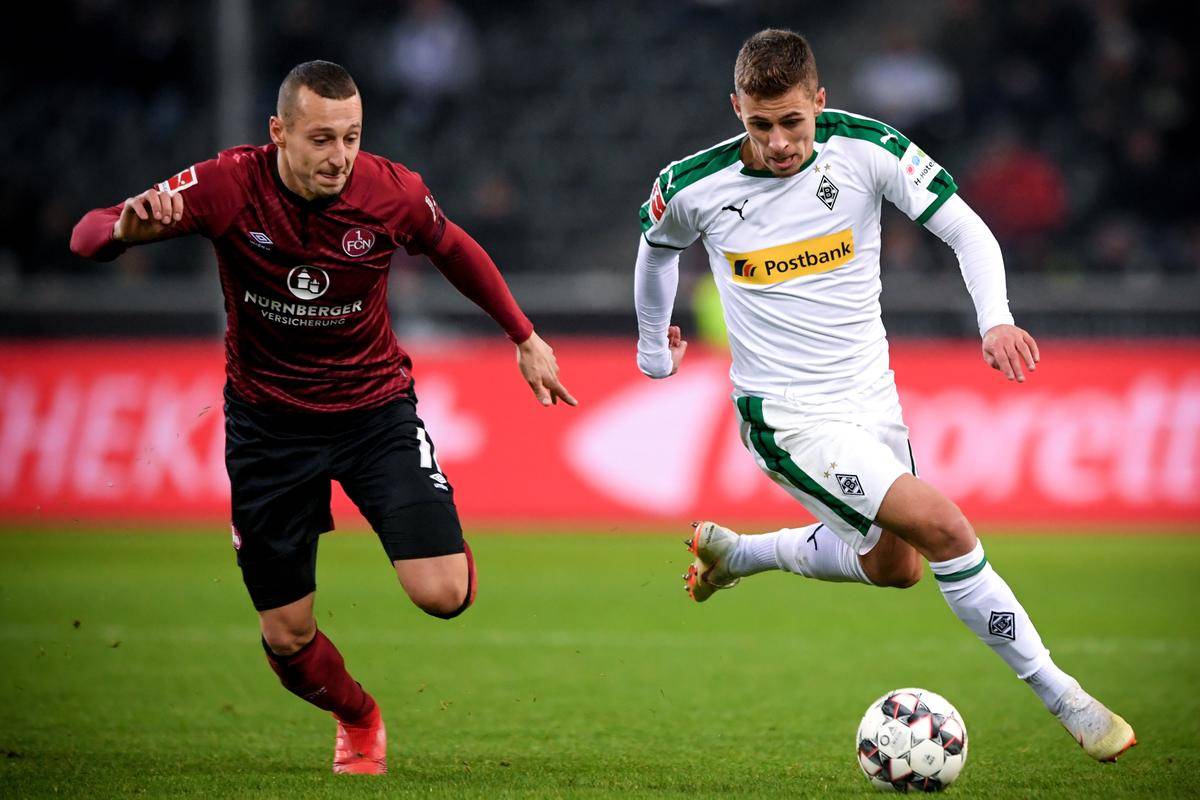 慕尼黑红发挑战多特蒙德，胜负难料