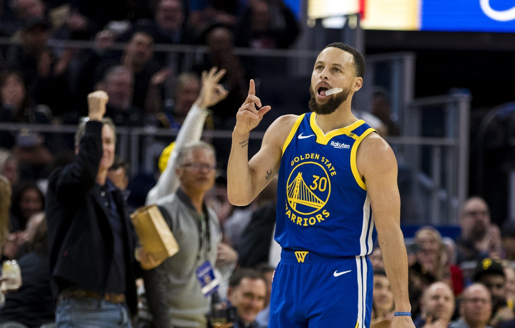 勇士主场大胜湖人，斯蒂芬库里狂砍38分！